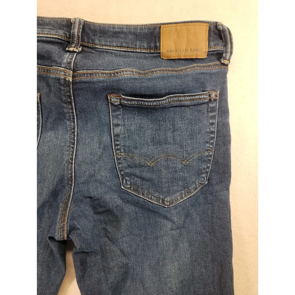 American Eagle Airflex + Slim Straight Jeans Medium Wash 32x34 (measures 32x33)‎